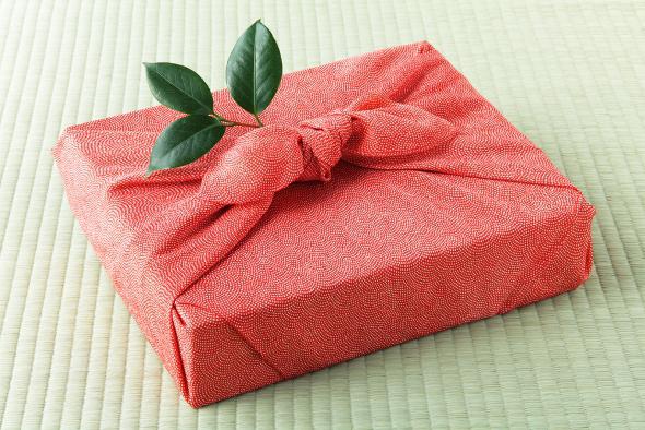 نصائح حول كيفية حزم هدية في ورقة هدية